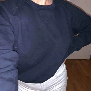  - Mörkblå tjocktröja, vet inte vad för märke!
