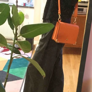  - Snygg orange handväska, liten men lagom (rymmer tex cigaretter, telefon och en pocketbok!) retrokänsla och fin färg! Som ny, köpt här men inte kommit till användning 😥🧡🧡🧡