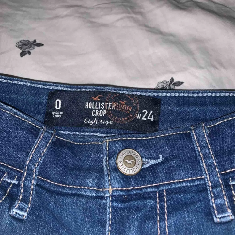 Högmidjade jeans från hollister. Liten slits vid benen. Storlek W24, skulle säga att det motsvarar en XS/S. I bra skick!! . Jeans & Byxor.
