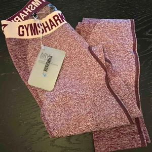  - Säljer mina nya jättefina tights från gymshark i färgen Dark Ruby Marl/Blush Nude, då de inte riktigt passade min kroppsform!   Endast provade och därför sitter prislappen fortfarande kvar! Köpta för 550:-  Strl. XS (tyg i stretch)