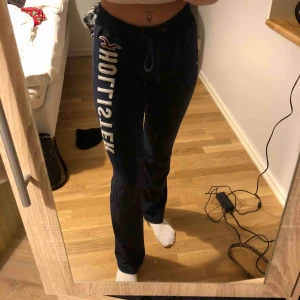  - Hollister mjukis byxor som är jätte sköna, använder inte dessa eftersom jag köpte i en annan färg istället. Marinblåa med lite vidare ben längst ut. Är 167 och dom är lite långa så man kan antingen sy upp dem eller ha dem så.
