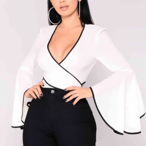  - jättefin top från fashion nova med knytdetaljer. inköpt för 250kr. helt oanvänd endast testad.
