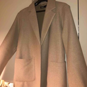  - Supersnygg beige kappa/kavaj från Zara. Jättesnygg när den är oknuten, men går även att knyta den vilket är ännu finare!! Säljs då jag efter 2 användningar insåg att det inte var min stil. Köptes för ca 1 vecka den, så den är i princip som ny!🌟