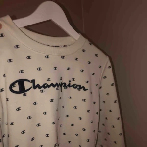  - Champion tröja i storlek S, köptes för 300kr. Använd fåtal gånger och är i bra skick! Snygg och passar till allt. Skriv till mig om du har några fler frågor!
