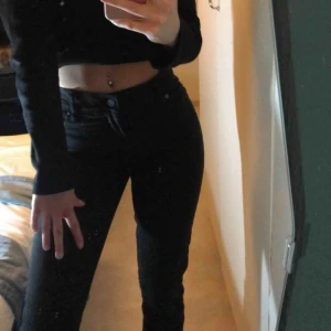  - Sjukt cola streetbyxor från cheapmonday. Sitter völdogt bra med skärp och sitter bra. Både killar och tjejer kan ha dess byxor. Frakt tillkommer.