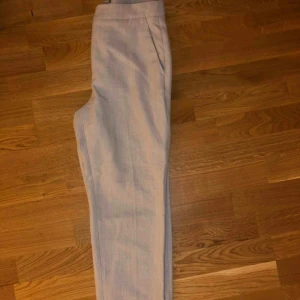  - Ljusgrå kostymbyxor från H&M. Använda cirka 2 gånger.  Köparen står för frakt 