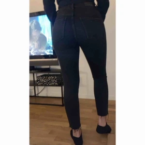  - grå/svarta jeans avklippta så lite fransiga nertill från Gina tricot   Frakt INGÅR i priset 