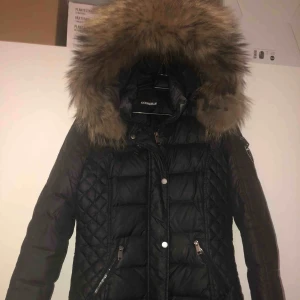  - Säljer min rockandblue jacka köpt för drygt två år sen använd en vinter med äkta päls ord pris:3990:- mitt pris 1500:-  Kan även fraktar då får köparen stå för frakten 100:-