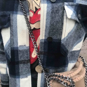  - stella mccartney inspirerad väska, beige/ljusrosa 💞 fint skick, ganska stor så man får plats med allt i🙏🏻