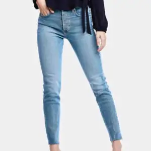 supersnygga jeans från bikbok. Stretchiga i modellen och i storlek xs. Frakt på 50kr tillkommer