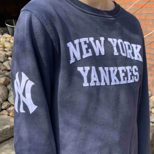  - Skön, välanvänd och skitsnygg! Inköpt för 699kr Säljes pga har för många hoodies. Kan mötas i Gbg annars tillkommer frakt 🚚 