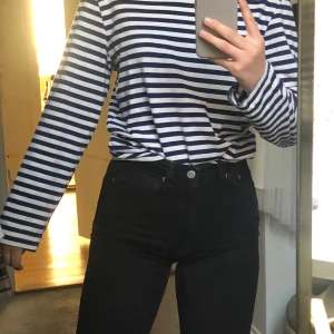 Blå basic randig tröja från monki - En snygg blå vardagströja från monki i strl S. Lite oversized i modellen. Se färg bäst på bild nr 3. 