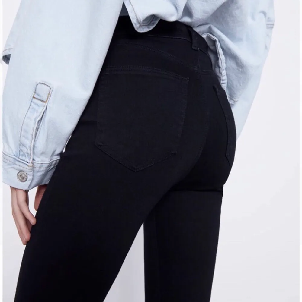 Så snygga byxor från Zara i storleken 34/XS.  Sparsamt använda så i fint skick! Hög midja, sitter jättesnyggt på. Köpta nyligen för 359 kr så gör ett fynd!💁🏼‍♀️ Frakt 44kr💌. Jeans & Byxor.