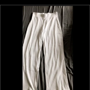 Vita byxor - Säljer dehär sjukt snygga vita fläckfria byxorna från Gina, köptes för 499 säljer nu för 200kr billigare. Användt 3 gånger. Är i storlek L men passar även M och kanske S. Köpare står för frakt, tar endast swish🛍🚚