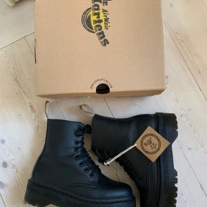 Dr Martens Vegan Jadon Mono Black stl 39 - Felköp! Som synes av bilderna - i nyskick. Levereras i originalkartong. Dr Martens Vegan Jadon II Mono svarta i storlek 39, UK size 6. Slutsålda på de flesta ställen! Nypris 2600kr. Färg: Felix rub off. Köpare står för frakt.