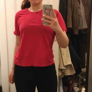  - Röd/rosa tröja från Weekday! Väl använd men bra skick. Skulle gissa på inköpt för ca. 100-150kr