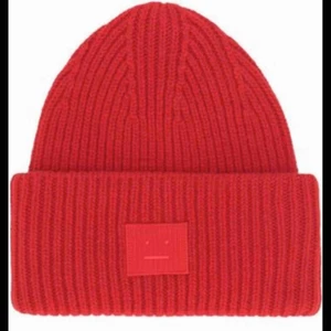  - Säljer min sparsamt använda acne mössa. I färgen Röd