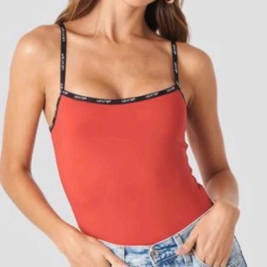  - Säljer denna body från levis i storlek M. Aldrig använd så den är i väldigt fint skick. Kan självklart fixa mer bilder vid intresse. Frakt tillkommer