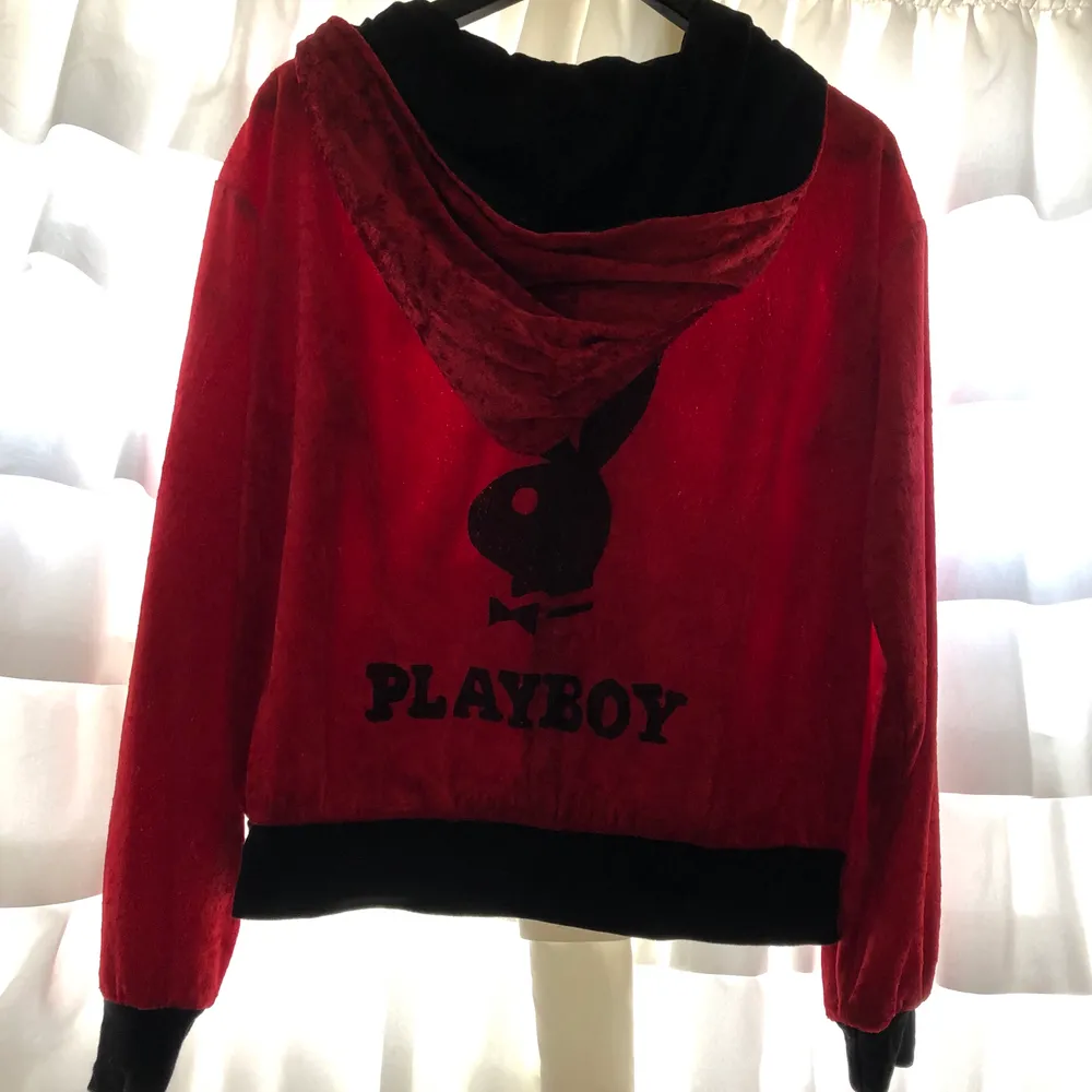 Röd Playboy plysch tröja. Hoodies.