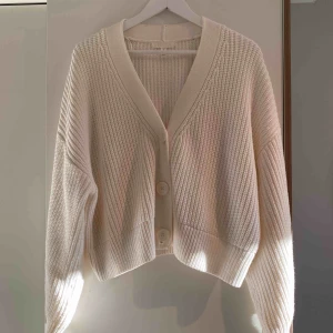  - Stickad kofta från H&M Storlek S Sparsamt använd!!