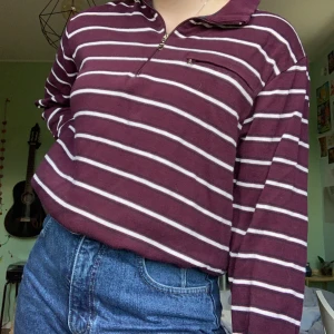 Randig tröja med dragkedja  - Gullig röd och vitrandig tröja med dragkedja från dressman. Stor och mysig!! Säljer eftersom jag inte använder den längre 🌸✨ frakt tillkommer!!!