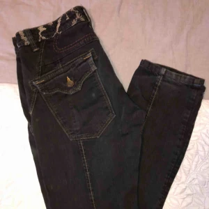 - Svarta vintage jeans me coola fickor både fram o bak och synliga sömmar, frakt 70💗