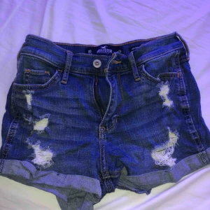  - Mycket fina och högmidjade shorts som tyvärr blivit för små. Storleken är W23 vilket skulle passa någon som har XS/S i vanliga fall. Mycket strechiga och sköna att ha på sig🤩Fler bilder kan lösas, köpare betalar för frakt💞