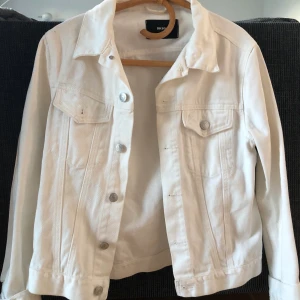 vit jeans jacka ifrån Bik bok  - Storlek S , frakt tillkommer! 