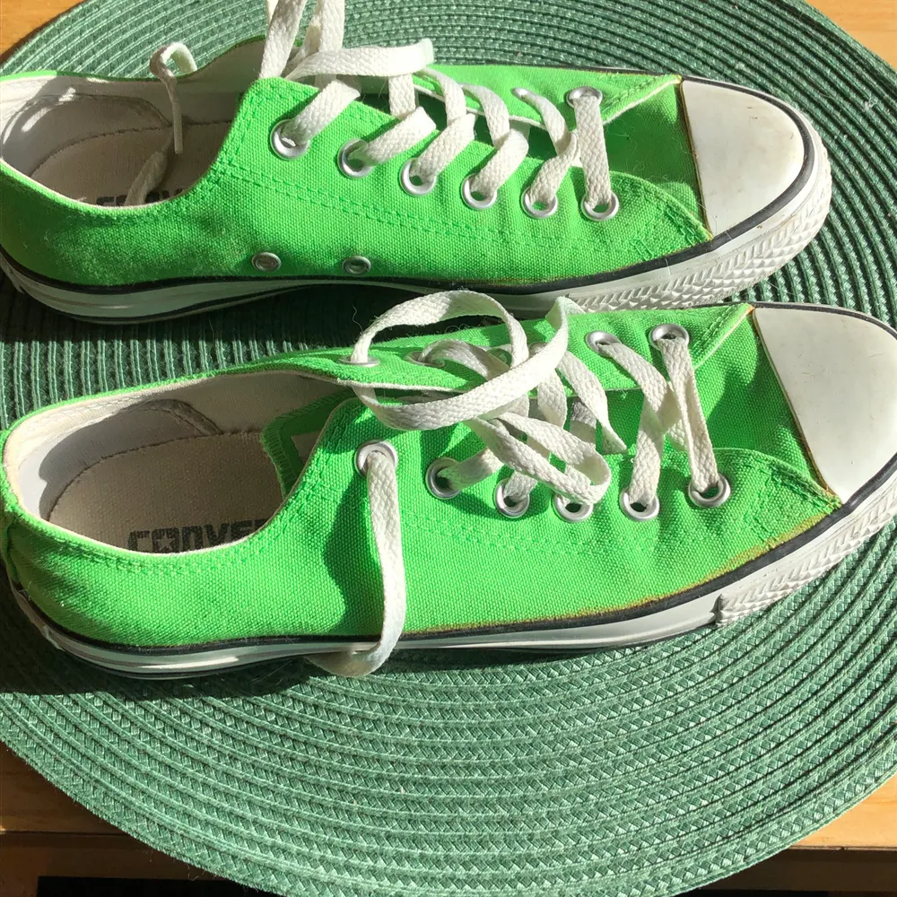 Gröna snygga converse, bra skick och väldigt snygga att stajla till. Storlek: 39. Skor.