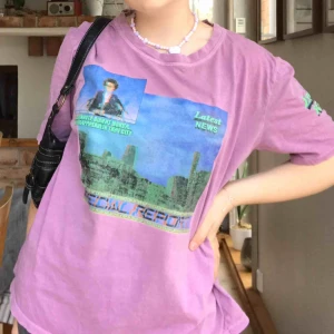 Cool lila tröja från zara! - Cool tröja från Zara! Rätt färg ses på bild 1. Säljs inte längre på hemsidan. Trycket är lite slitet från tvätten men inget man ser. Vid nacken finns ett litet hål (syns inte) men kan skicka bild vid intresse. Först till kvarn