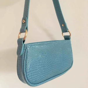  - Superfin Ljusblå väska från asos. Lapparna ej kvar men helt NY och OANVÄND. Säljer då den inte kommer till användning🤩väldigt många intresserade så skicka bud! (Bud just nu: 260 inkl frakt, avslutas idag 15:00🎊)