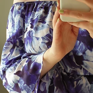 Blus - Superfin blus från Bikbok. Går att knyta beroende på hur man vill ha den. Superfin nu till sommaren. Om du vill ha fler bilder så skrev. Frakt tillkommer 