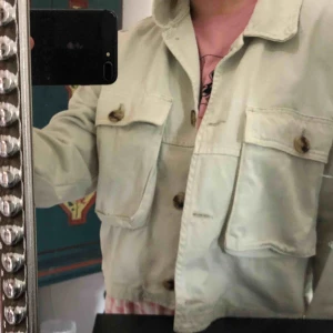  - En mintgrön jacka från Zara, använd några få gånger. Frakt tillkommer. 