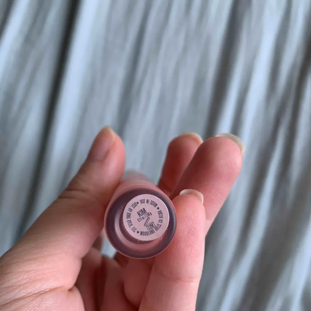 Säljer denna kylie cosmetics x kkw cream liquid lipstick för 100kr i färgen ”kim” peachy nude. Dessa är äkta och oanvänd, frakt tillkommer. Dessa är slutsålda hos Kylie cosmetics !. Accessoarer.