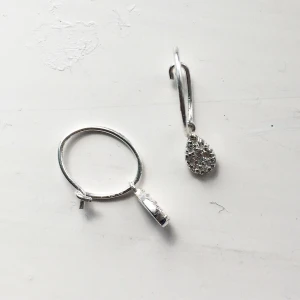 Örhängen (oanvända)  - Silver örhängen från glitter. Helt oanvända. Skriv till mig vid intresse eller om du har några frågor☀️ Fraktkostnad tillkommer! 