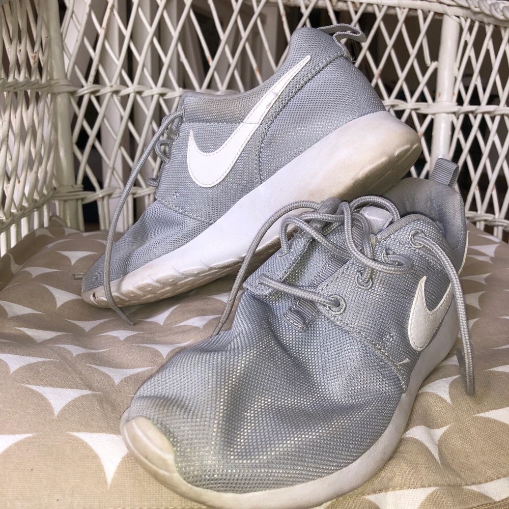 Storlek 36,5. Grå springskor från Nike, köpta på Nike i USA. Bara använda ett fåtal gånger då de är för små, tyget är dock ganska stretchiga så har man typ 37 så passar skorna ändå. . Skor.