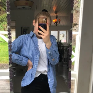 Randig skjorta  - Skitsnygg randig, vit/blå skjorta från Zara, frakten är inräknad i priset!🤍💙