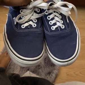 Vans storlek 39 - Säljer mina Vans pga att jag inte använder de längre. Sparsamt använda. 