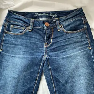 Ett par American Eagle jeans som är bootcut, har aldrig använt de eftersom de är för stora för mig. Passar folk i längden 160-167 ungefär 