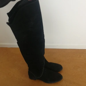 Over the knee boots black suede leather  - Really nice over the knee boots, suede with wool lining inside. Size 38