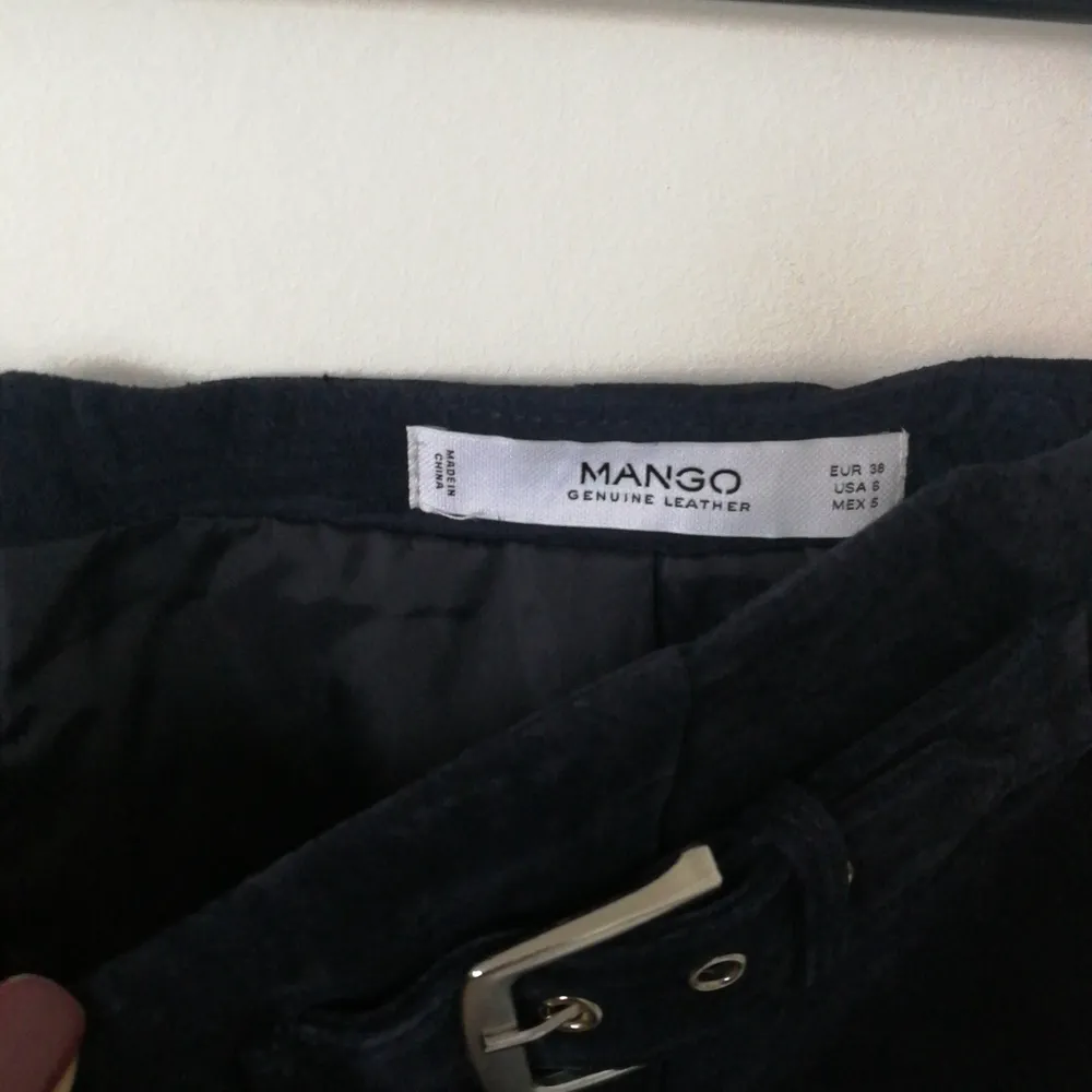 Never worn suede leather skirt 38 size navy blue . Kjolar.