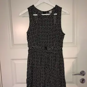 Otroligt snygg och söt klänning från H&M.😍 Klänningen har små detaljer vid magen och axlar, svårt att visa på bild🌸