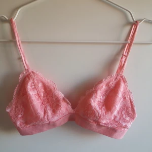 Rosa spets bralette - Rosa spets bralette. Oanvänd eftersom jag köpt fel storlek. Frakt 10 kr. 
