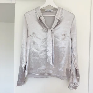 Blus från NAKD - Silvrig/skimrig blus från NAKD. Använd 1 gång. Storlek S ☀️