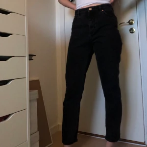Monki svarta ”Kimono” jeans strl 29 - Högmidjade svarta straight leg jeans, de är inte helt svarta de har en lite grå hint. De passar i längden men är lite för stora runt midjan (är 175cm). Jag har haft de i snart ett år men har knappt använt de då de inte passar.