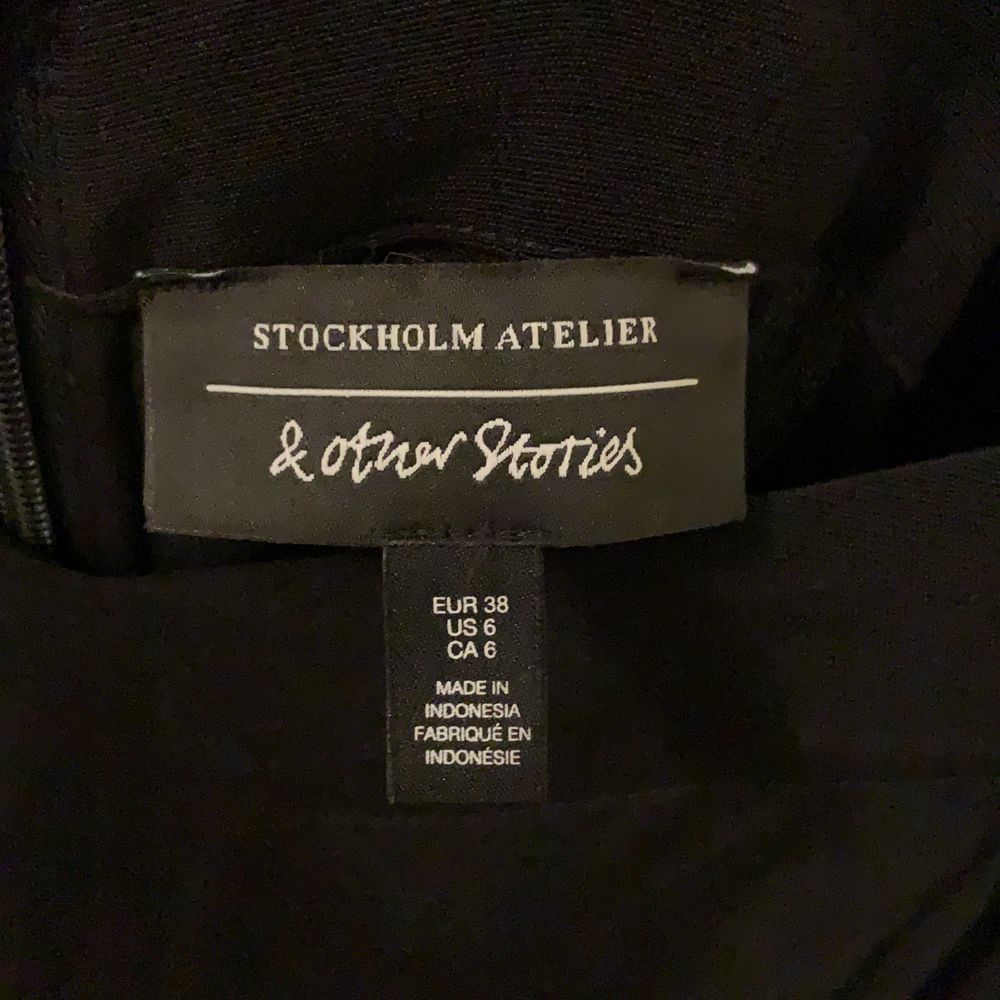 En fin lätt klänning med dragkedja vid ryggen klänning är från Stockholm ateljéer och köpte den för 500kr säljer denna då jag aldrig andvänt den. FRI FRAKT. Klänningar.