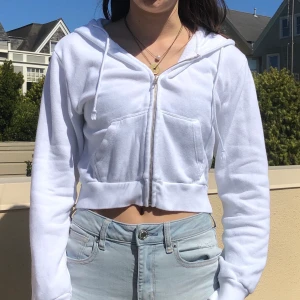 Brandy Melville crystal hoodie - Vit hoodie som är kort! One size och säljes pga ingen användning, använt Max 3-4 ggr. Passar nog bäst strl XS-S (första är inte min bild)