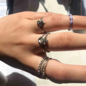 Ringar - Superfina ringar som inte längre används. Blomringen har lite kopparfärg men väldigt omärkbart. Obs en av ringarna är guldfärg