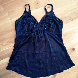 Satin topp - Oanvänd med prislapp kvar på. Inköpspris 249kr