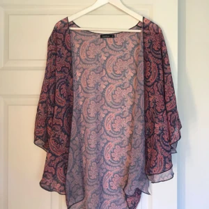  - Tunn kofta/tunika från Boohoo, strl M (passar även mindre/större) Använd 2-3 gånger.  Öppna axlar.  Köparen står för frakt 😄